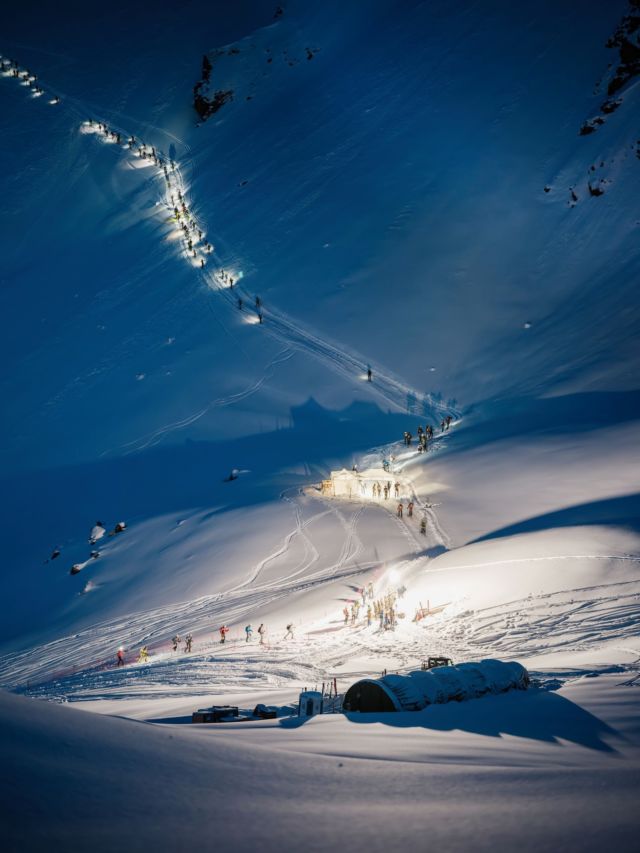 🕯️Joyeuses fêtes et un début d'année sportif! Que la mer de lumières de la Patrouille des Glaciers brille également pour vous.
.
.
🕯️Frohe Festtage und einen sportlichen Start ins neue Jahr! Möge das Lichtermeer der Patrouille des Glaciers auch für euch scheinen.
_
📷 Pascal Gertschen | VBS

#patrouilledesglaciers #pdg2026 #pdg #swissarmy #switzerland #valais #wallis #zermatt #arolla #verbier #skimo #clubalpinsuisse #ensembleaucoeurdeleffort