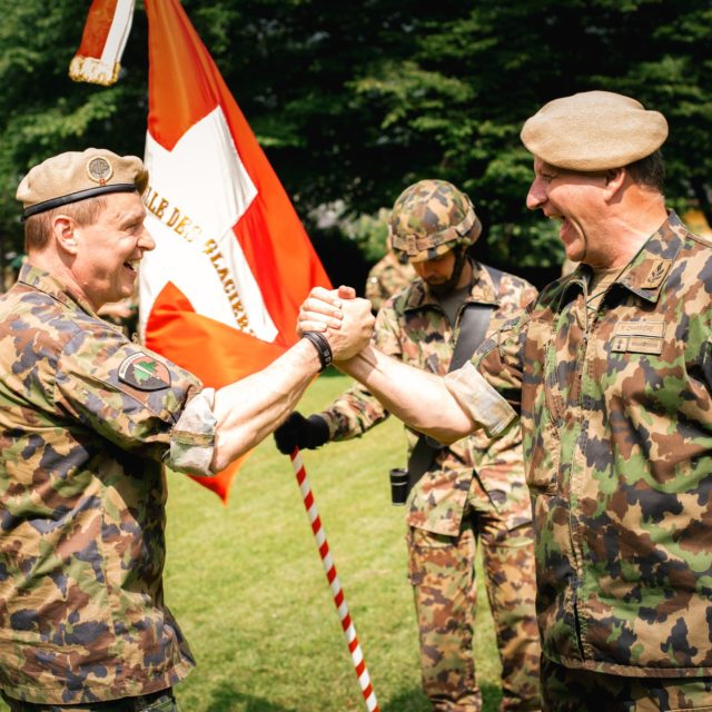 🚩 Bienvenue à la Patrouille des Glaciers, Brigadier Yves Charrière! La cérémonie officielle de remise du drapeau a eu lieu aujourd’hui à Saint-Maurice – nous nous réjouissons de mener avec succès la PdG 2026 sous la nouvelle direction du Brigadier Charrière. 

En même temps, nous adressons un grand merci au Brigadier Christian Sieber pour son engagement et son précieux travail, et lui souhaitons plein succès dans sa nouvelle fonction!
.
.
🚩 Willkommen bei der Patrouille des Glaciers, Brigadier Yves Charrière! Heute fand in Saint-Maurice die feierliche Fahnenübergabe statt – wir freuen uns darauf, die PdG 2026 unter der neuen Führung von Brigadier Charrière erfolgreich durchzuführen. 

Gleichzeitig sprechen wir Brigadier Christian Sieber unseren grossen Dank für seine engagierte Führungsarbeit aus und wünschen ihm alles Gute in der neuen Position!
.
.
#patrouilledesglaciers #pdg2026 #pdg #swissarmy #switzerland #valais #wallis #zermatt #arolla #verbier #skimo #clubalpinsuisse #ensembleaucoeurdeleffort